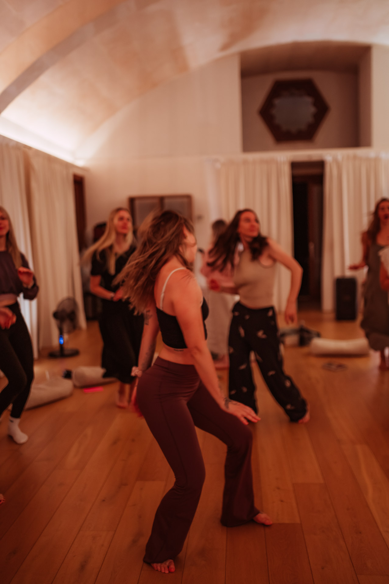 Tanzende Community bei Feminine Ecstasy im Innenhof